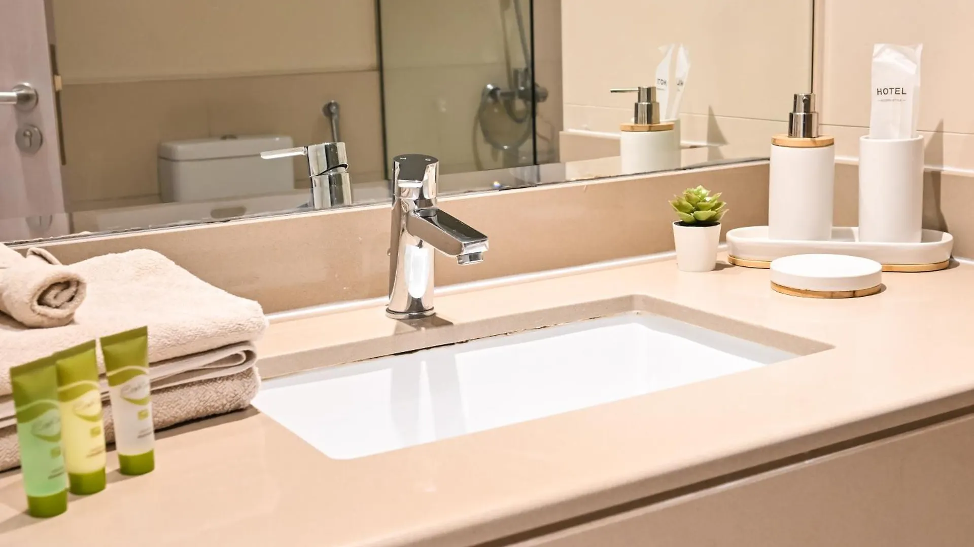 Lägenhetshotell Yas Canal 2 Premium Apartment Near The Canal And F1 Abu Dhabi Förenade Arabemiraten